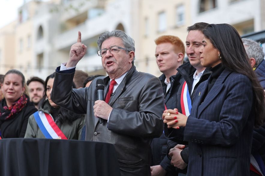 La militante franco-palestinienne Rima Hassan (d) et Jean-Luc M&eacute;lenchon (c), chef de file de La France Insoumise (LFI), lors d'un rassemblement &agrave; Lille, apr&egrave;s une nouvelle interdiction de leur conf&eacute;rence controvers&eacute;e sur la Palestine, le 18 avril 2024 da