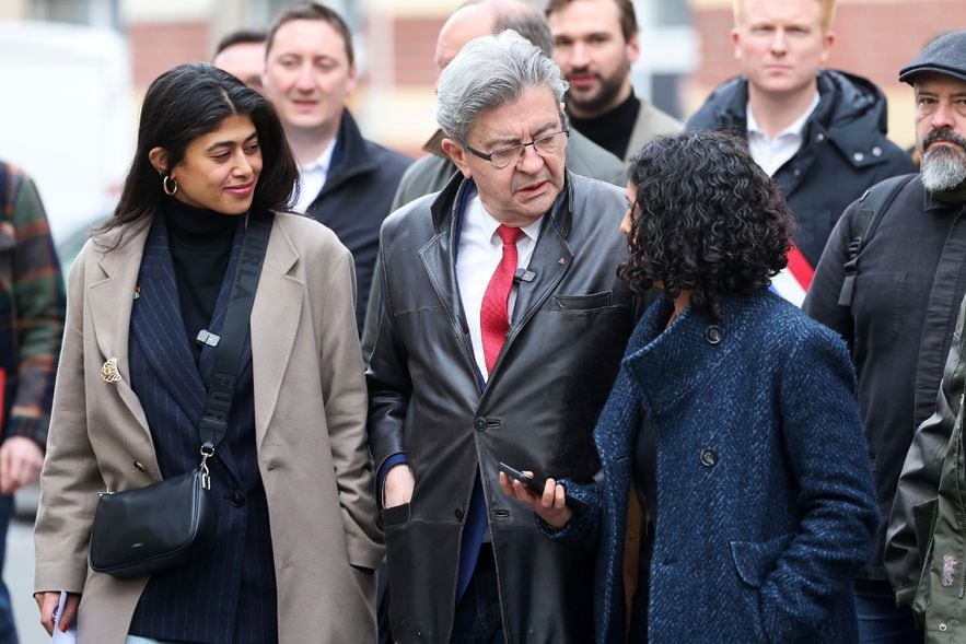 La militante franco-palestinienne Rima Hassan (g) et Jean-Luc M&eacute;lenchon (c), chef de file de La France Insoumise (LFI), lors d'un rassemblement &agrave; Lille, apr&egrave;s une nouvelle interdiction de leur conf&eacute;rence controvers&eacute;e sur la Palestine, le 18 avril 2024 da