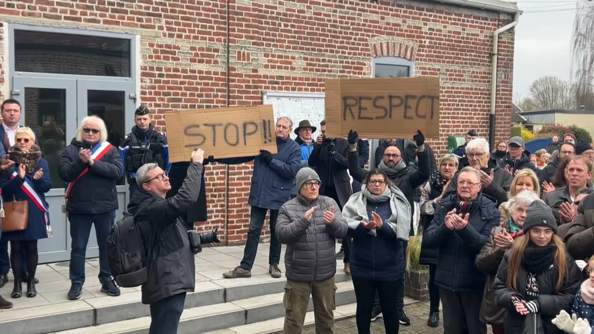 , Un maire du Nord menac&eacute; de mort et agress&eacute;, des habitants se rassemblent pour le soutenir