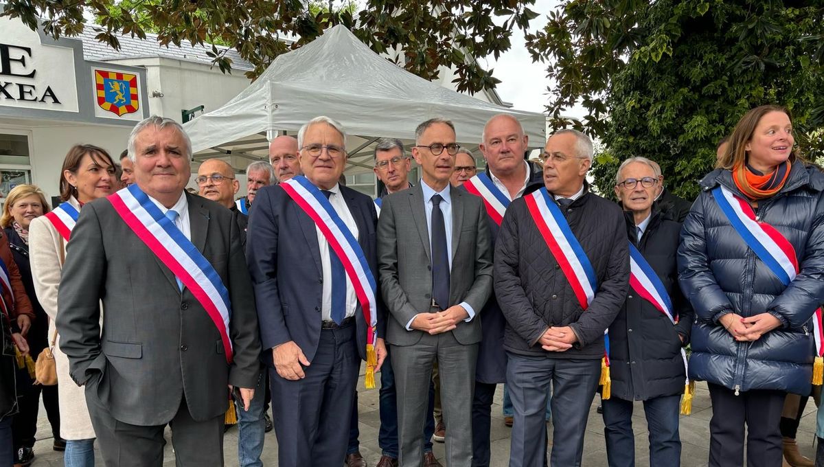 , Une centaine de personnes rassembl&eacute;es contre les violences faites aux &eacute;lus &agrave; la mairie de Cambo-les-Bains