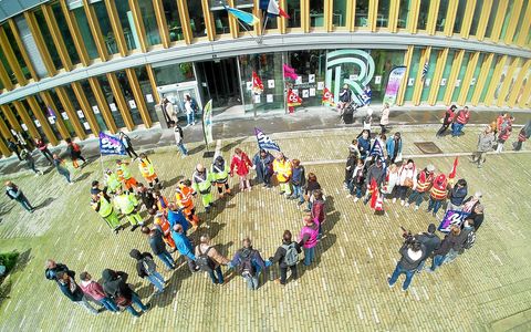 Les agents territoriaux ont form&eacute; un SOS devant l&rsquo;h&ocirc;tel de Rennes m&eacute;tropole.