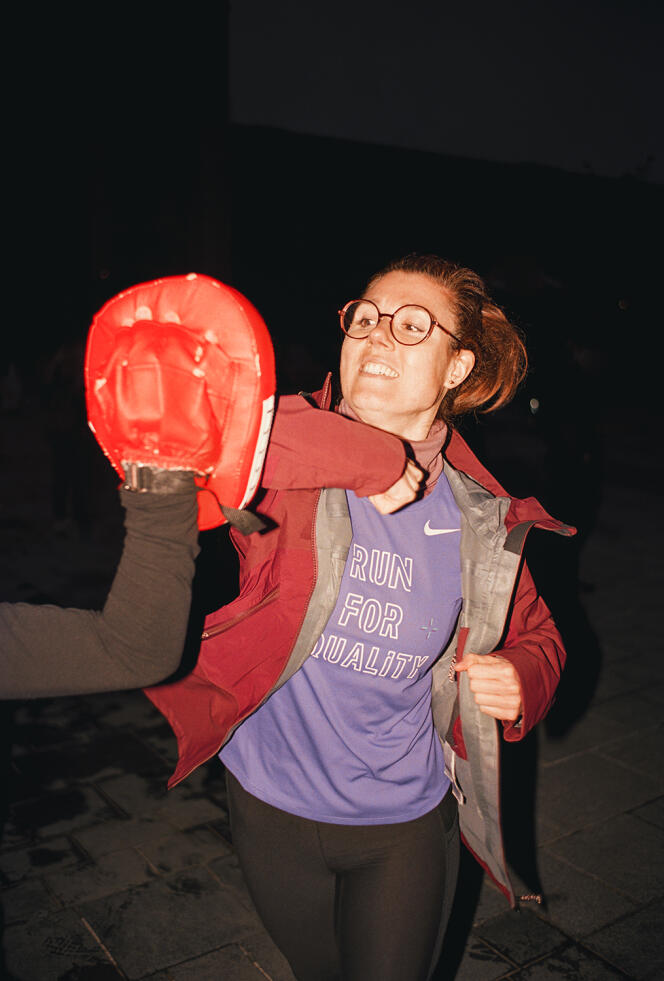Oriane Filhol pendant un cours de self-defense devant la mairie de Saint-Denis, le 29 mars. 