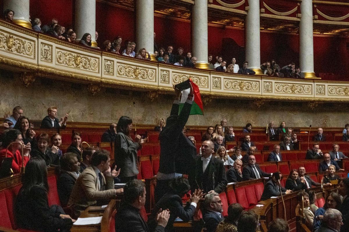 , Drapeau palestinien brandi &agrave; l&rsquo;Assembl&eacute;e : De Fournas, Dupond-Moretti&hellip; Quels sont les pr&eacute;c&eacute;dents incidents