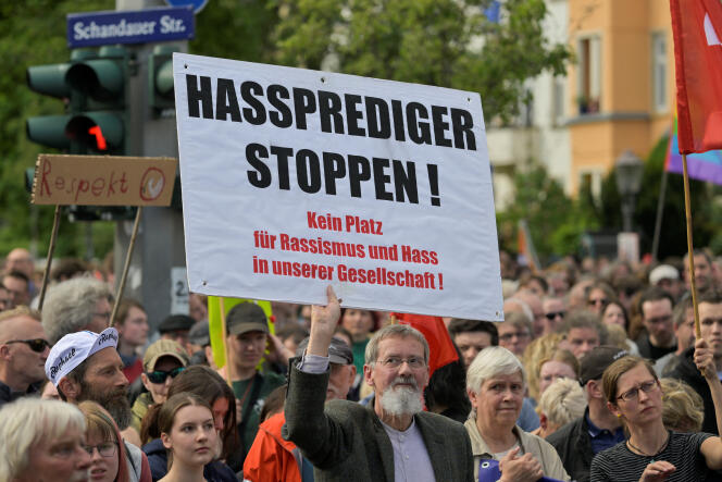 Une pancarte,avec la mention &laquo;&nbsp;Stop aux pr&ecirc;cheurs de haine, lors d&rsquo;un rassemblement pour la d&eacute;mocratie et contre la violence &agrave; l&rsquo;encontre de Matthias Ecke, eurod&eacute;put&eacute; social-d&eacute;mocrate, &agrave; Dresde (Allemagne), le 5 mai 2024.