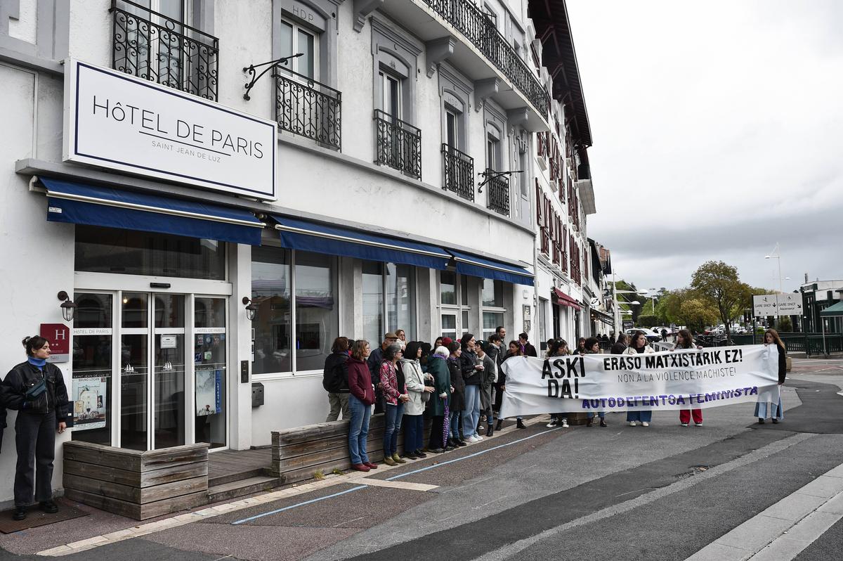 Devant l&rsquo;h&ocirc;tel de Paris, dans le quartier de la gare de Saint-Jean-de-Luz.