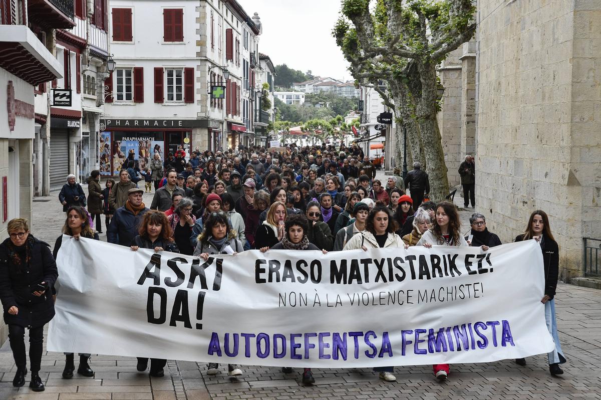 Le cort&egrave;ge dans la rue pi&eacute;tonne Gambetta, en route vers l&rsquo;h&ocirc;tel de Paris.