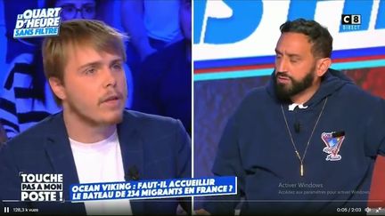 Le d&eacute;put&eacute; LFI Louis Boyard et l'animateur Cyril Hanouna sur le plateau de l'&eacute;mission "Touche pas &agrave; mon poste". (CAPTURE D'ECRAN C8)