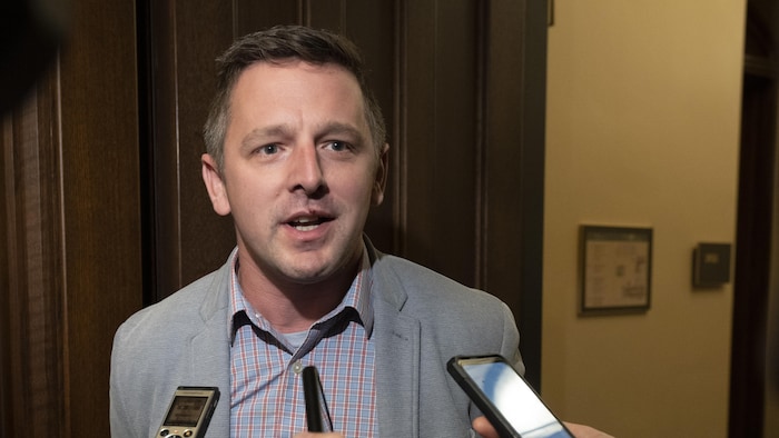 Francis Drouin en m&ecirc;l&eacute;e de presse.