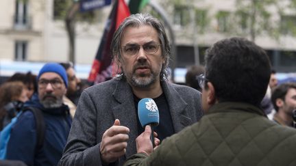 Le d&eacute;put&eacute; Aymeric Caron lors d'un rassemblement &agrave; la Palestine, le 30 avril 2024. (FIORA GARENZI / HANS LUCAS / AFP)