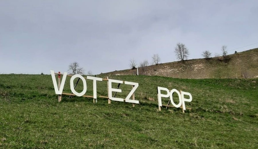 affiche du PLR transform&eacute;e en &laquo;Votez POP&raquo;