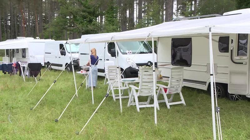 (mai 2024) Des Gens des voyages install&eacute;s ill&eacute;galement sur un terrain en Sologne (Loir-et-Cher).
