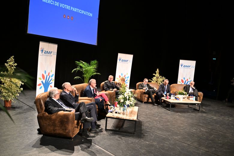 De nombreux &eacute;lus locaux ont particip&eacute; aux &eacute;changes.