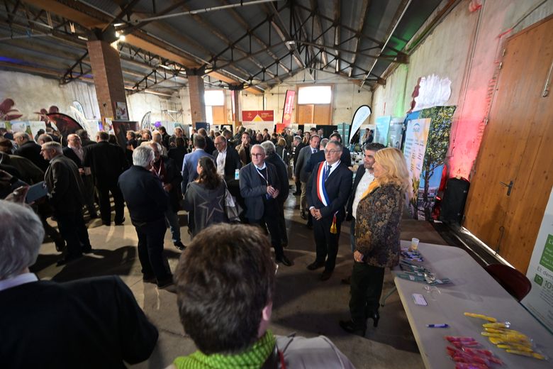 Dominique Faure a ensuite parcouru les all&eacute;es du Salon des partenaires.
