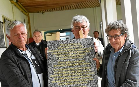 G&eacute;rard Bihan, Philippe Abguillerm et Jean-Yves Gu&eacute;guen ont d&eacute;voil&eacute; et install&eacute; dans l&rsquo;&eacute;tablissement Charles-de-Foucauld, &agrave; Brest, une plaque rappelant les faits dont ils ont &eacute;t&eacute; victimes.