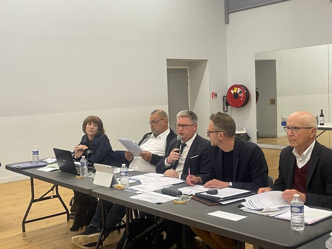 Les &eacute;lus de Pont-l&rsquo;Abb&eacute; se sont r&eacute;unis en conseil municipal, le mardi 28&nbsp;mai 2024.