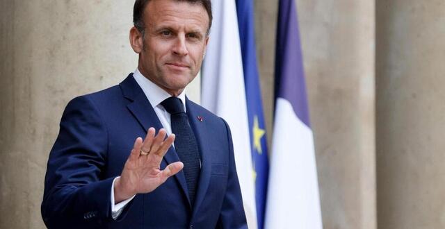 photo le pr&eacute;sident fran&ccedil;ais emmanuel macron salue avant une r&eacute;union dans le cadre du sommet &laquo; clean cooking in africa &raquo; au palais pr&eacute;sidentiel de l'&eacute;lys&eacute;e &agrave; paris, le 14 mai 2024. 