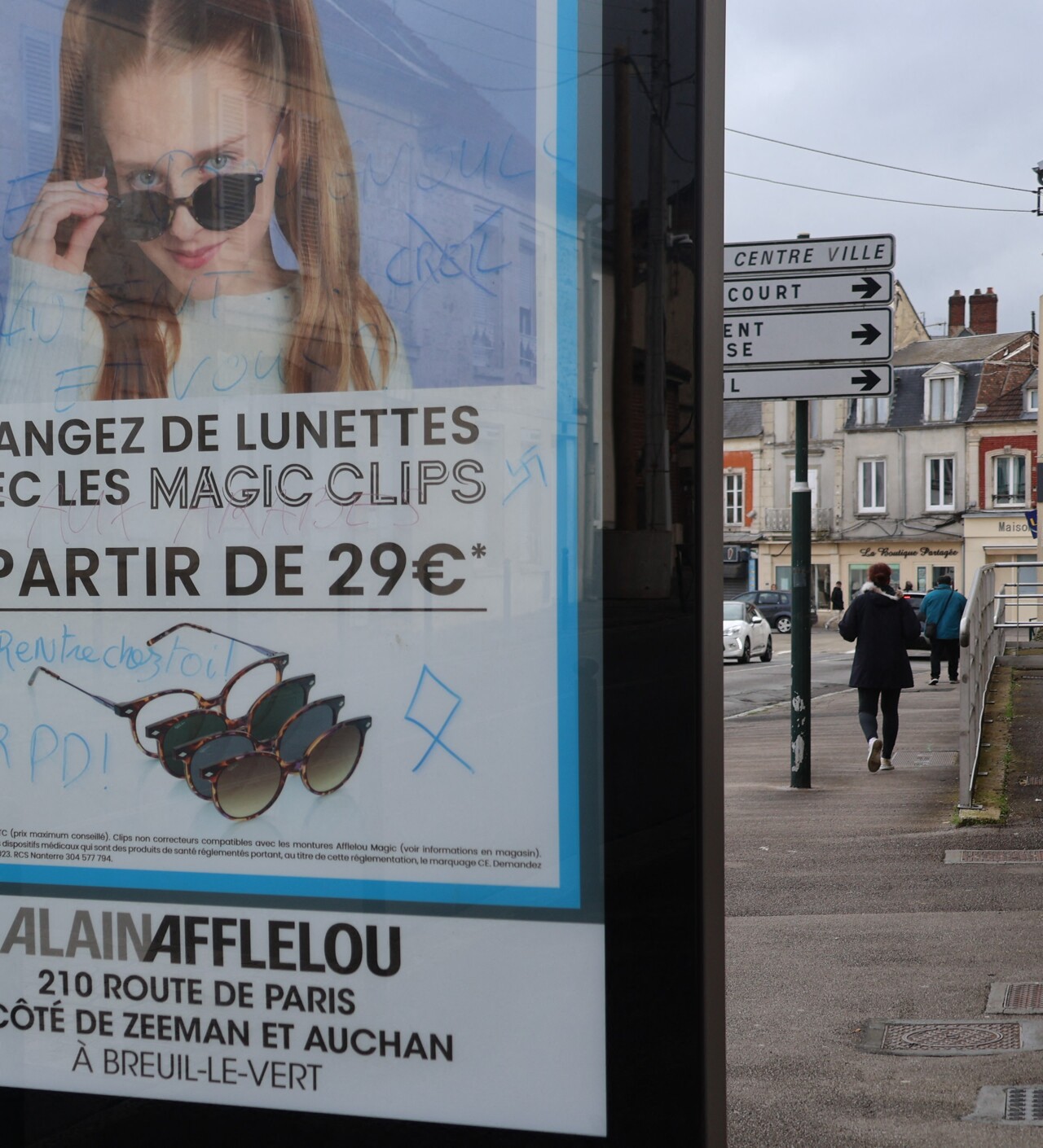 Un autre tag, sans doute sign&eacute; du m&ecirc;me auteur, recouvre &eacute;galement un panneau publicitaire de la rue Pierre-Vi&eacute;not.