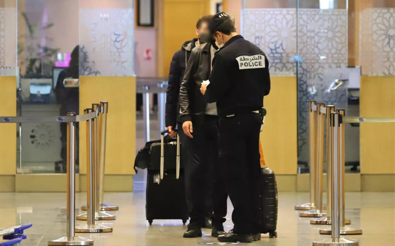 , Un &eacute;lu marocain accueilli par la police &agrave; sa descente d&rsquo;avion