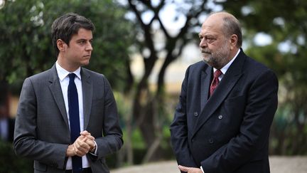 Le Premier ministre Gabriel Attal (&agrave; gauche) et le ministre de la Justice Eric Dupond-Moretti, &agrave; Nice le 22 avril 2024. Photo d'illustration. (VALERY HACHE / POOL / VIA AFP)