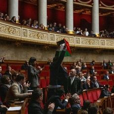 Le d&eacute;put&eacute; LFI S&eacute;bastien Delogu a &eacute;cop&eacute; mardi 28 mai 2024 de la sanction maximale &agrave; l'Assembl&eacute;e, apr&egrave;s avoir brandi un drapeau palestinien dans l'h&eacute;micycle lors de la s&eacute;ance des Questions au gouvernement.