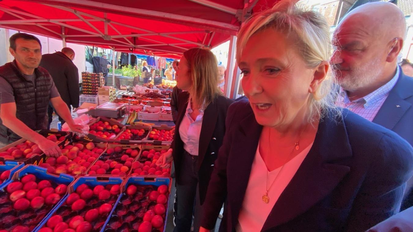 Marine Le Pen tente d&rsquo;aller &agrave; la rencontre des commer&ccedil;ants.