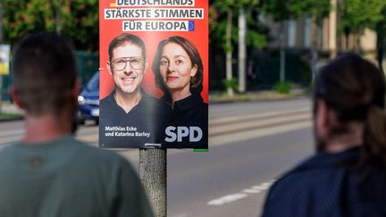 Affiche &eacute;lectorale montrant les principaux candidats du Parti social-d&eacute;mocrate allemand SPD, dont Matthias Ecke, violemment agress&eacute; le 3 mai alors qu'il collait des affiches. (JENS SCHLUETER / AFP)