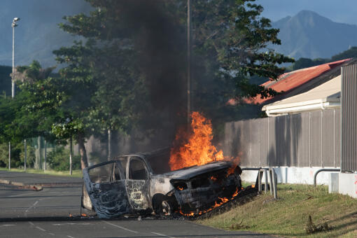 Une voiture en train de br&ucirc;ler &agrave; Noum&eacute;a, le 16&nbsp;mai 2024. 