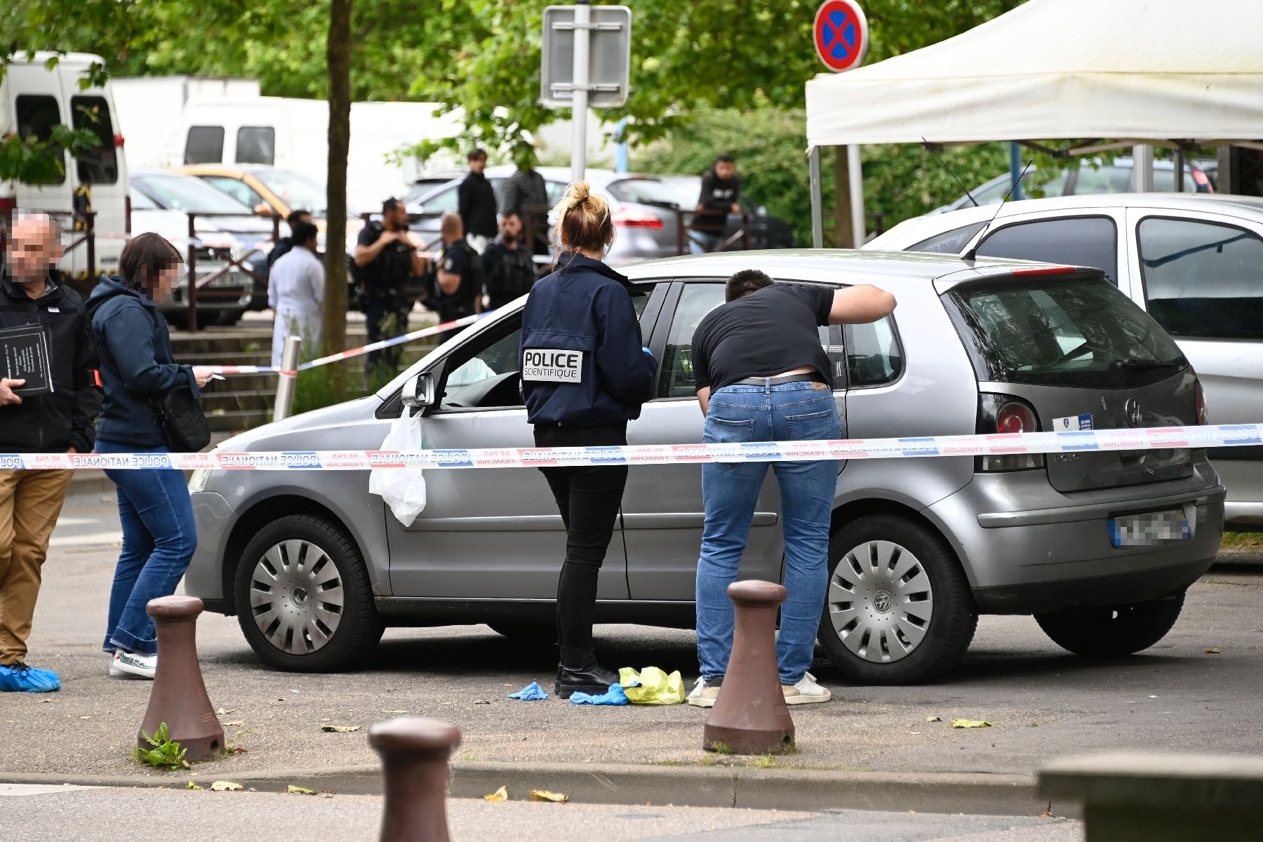Des policiers inspectent un v&eacute;hicule sur les lieux d'une attaque au couteau au cours de laquelle 5 personnes ont &eacute;t&eacute; bless&eacute;es dans le quartier Metz-Borny &agrave; Metz, le 17 juin 2024