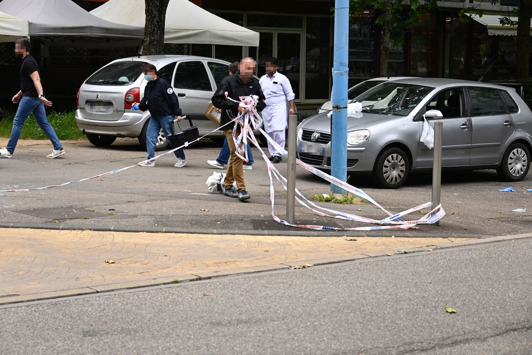 Un policier retire les rubalises sur le site d'une agression au couteau &agrave; Metz, le 17 juin 2024