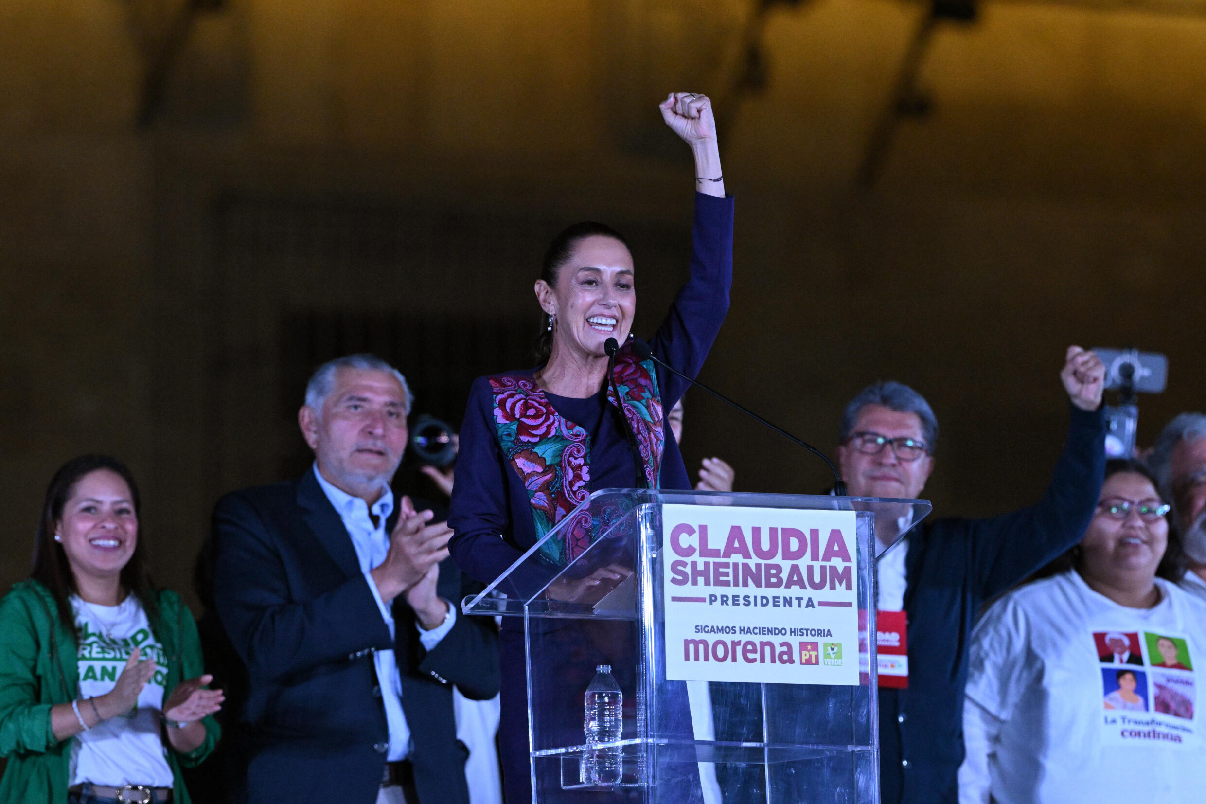 Claudia Sheinbaum salue ses partisans apr&egrave;s sa victoire &agrave; la pr&eacute;sidentielle, sur la place Zocalo &agrave; Mexico, le 3 juin 2024.