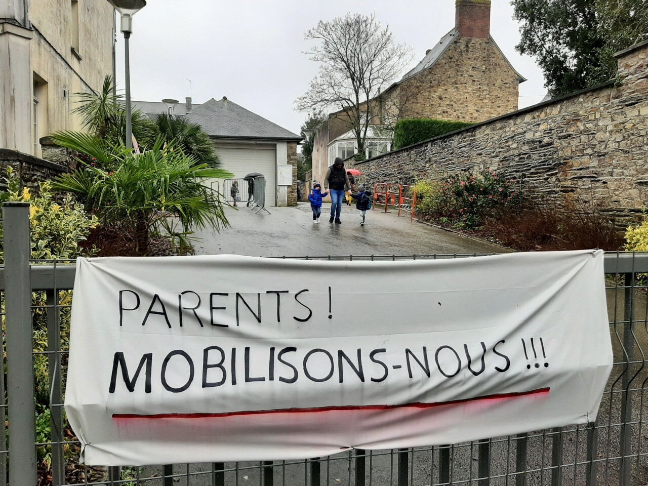 , &Eacute;coles &agrave; Vitr&eacute; : des parents d&rsquo;&eacute;l&egrave;ves se disent oubli&eacute;s, la maire leur r&eacute;pond