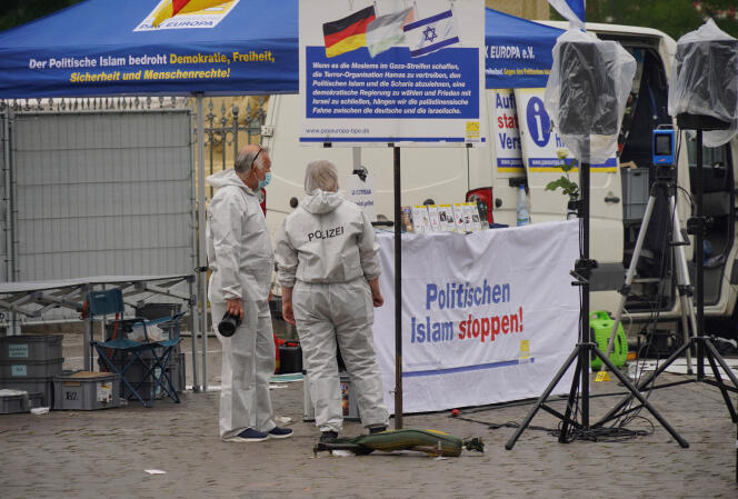 Des enqu&ecirc;teurs de la police sur les lieux o&ugrave; un homme a attaqu&eacute; des personnes sur un stand d&rsquo;information d&rsquo;extr&ecirc;me droite de la Buergerbewegung Pax Europa (BPE), sur le march&eacute; central de la ville de Mannheim, en Allemagne, le 31 mai 2024.