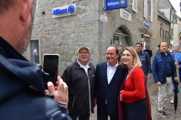 L&rsquo;ancien pr&eacute;sident Fran&ccedil;ois Hollande, candidat pour le Nouveau Front populaire dans la premi&egrave;re circonscription de Corr&egrave;ze, pose pour une photo &agrave; Ussel, en compagnie de son &eacute;pouse, l&rsquo;actrice Julie Gayet.
