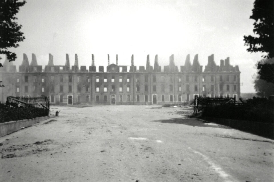 La caserne de la Bourdonnaye incendi&eacute;e le 4 ao&ucirc;t 1944, route de Pontivy (aujourd'hui avenue du Pr&eacute;sident Wilson.