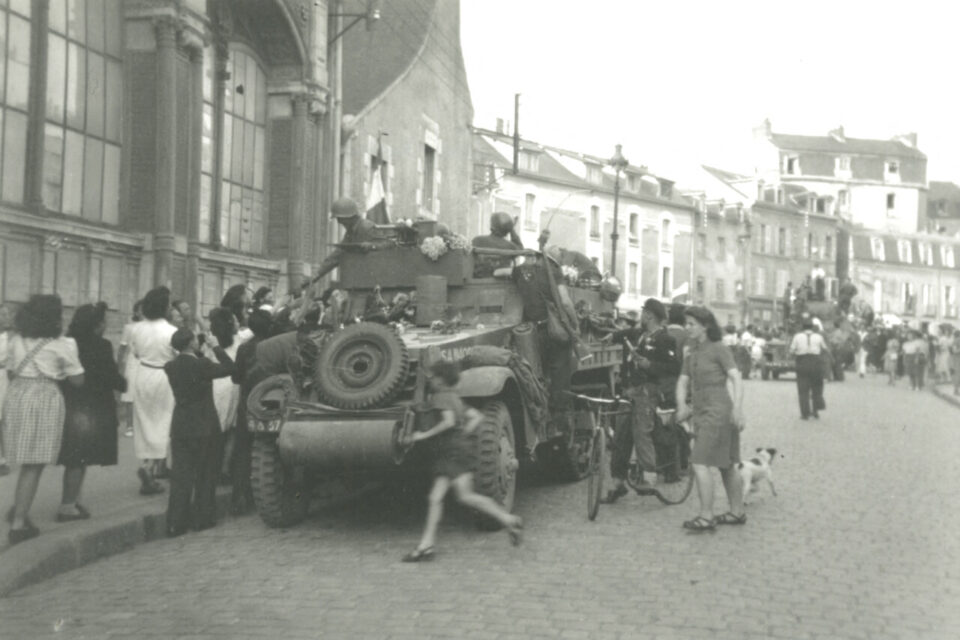 Apr&egrave;s avoir emprunt&eacute; la rue du Roulage, un Halftrack s'arr&ecirc;te pr&egrave;s de la pr&eacute;fecture rue Alain Le Grand pour que l'&eacute;quipage puisse saluer des Vannetais enthousiastes.