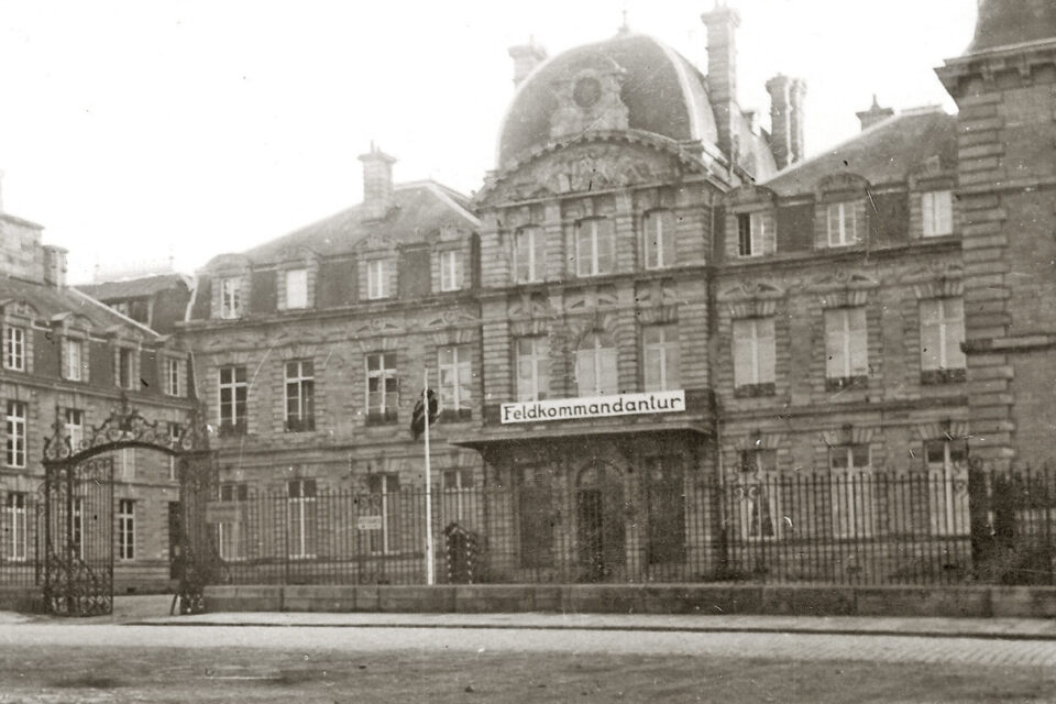 La pr&eacute;fecture de Vannes doit partager son b&acirc;timent avec les services de l'administration territoriale allemande de la Feldkommandantur 750, charg&eacute;e de faire appliquer les mesures de l'occupant au d&eacute;partement.