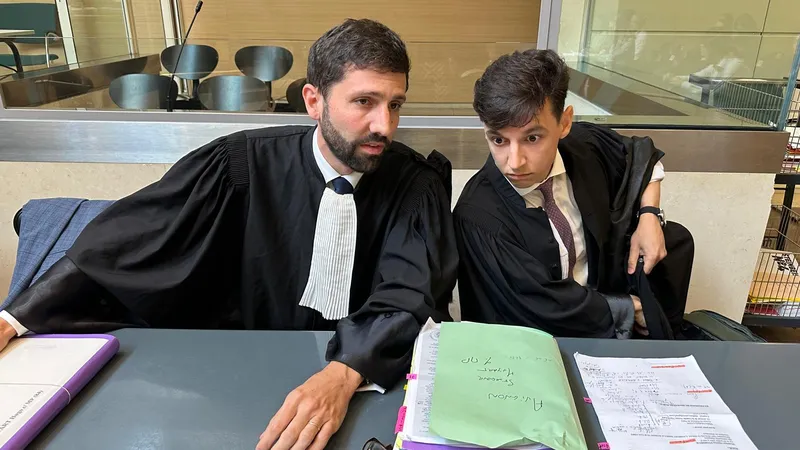 A gauche, ma&icirc;tre Cl&eacute;ment Diakonoff, conseil d'Hugo Huyart. A droite, ma&icirc;tre Mathieu Sassi, conseil de Sim&eacute;on Stordeur