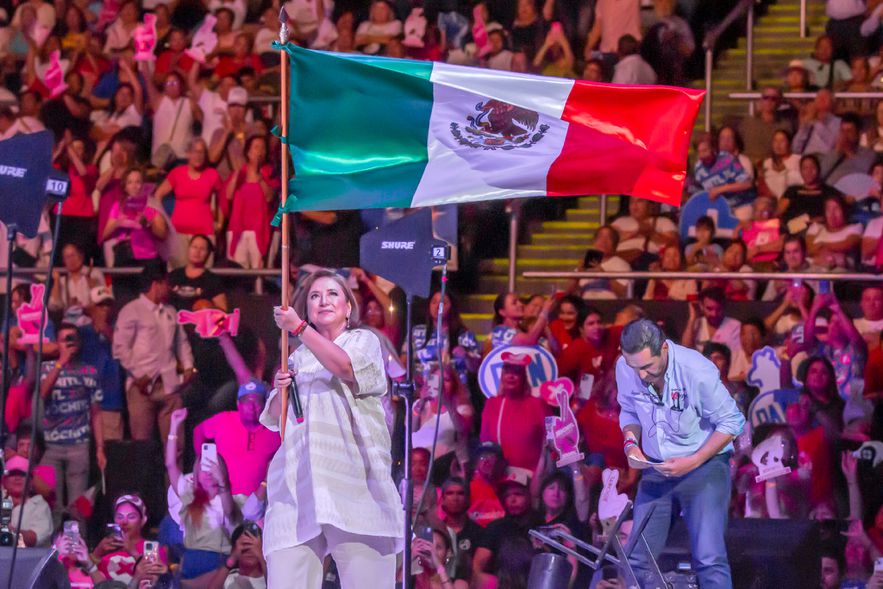 La candidate de l'opposition &agrave; l'&eacute;lection pr&eacute;sidentielle du 2 juin 2024, l'ex-s&eacute;natrice de centre-droit Xochitl Galvez, agite un drapeau mexicain lors de son rassemblement de cl&ocirc;ture de campagne &agrave; Monterrey dans le nord du Mexique le 29 mai 2024