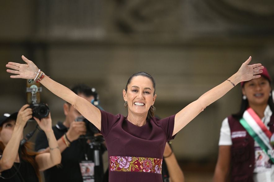 La favorite de l'&eacute;lection pr&eacute;sidentielle du dimanche 2 juin au Mexique, la candidate de la gauche au pouvoir Claudia Sheinbaum, salue ses dizaines de milliers de partisans lors de son dernier rassemblement de campagne &agrave; Mexico le 29 mai 2024