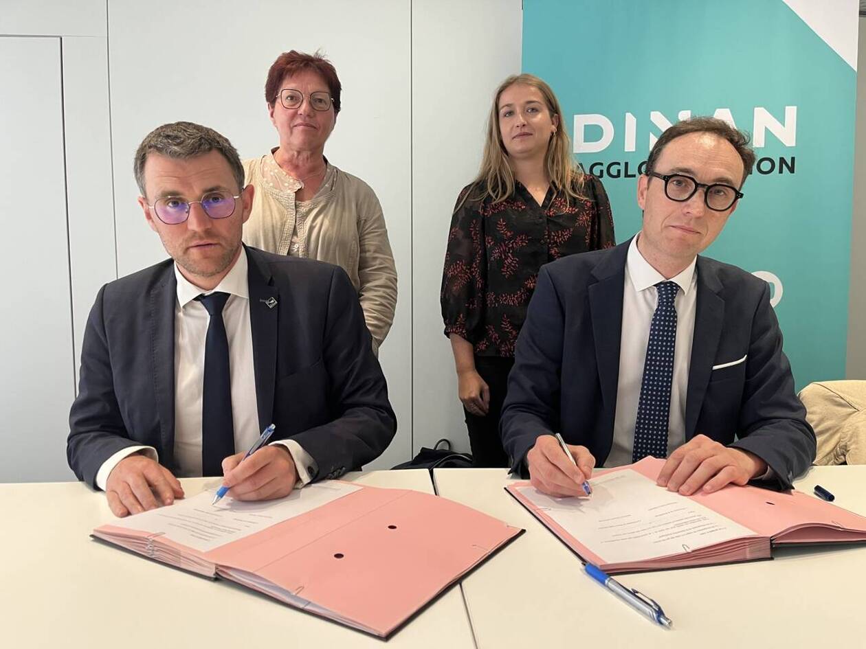 Le pr&eacute;sident de Dinan agglom&eacute;ration, Arnaud L&eacute;cuyer (&agrave; gauche), et le procureur de la R&eacute;publique de Saint-Malo &ndash; Dinan, Fabrice Tremel (&agrave; droite), ont formalis&eacute; un partenariat justice-&eacute;lus. Derri&egrave;re eux, les r&eacute;f&eacute;rentes Marie-Christine Cotin et Camille Roty.