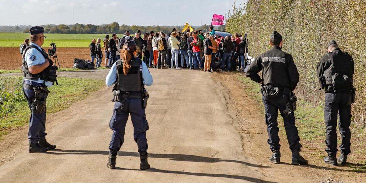 , Bassines dans les Deux-S&egrave;vres : les &eacute;lus se mobilisent contre &laquo; toute forme de violence