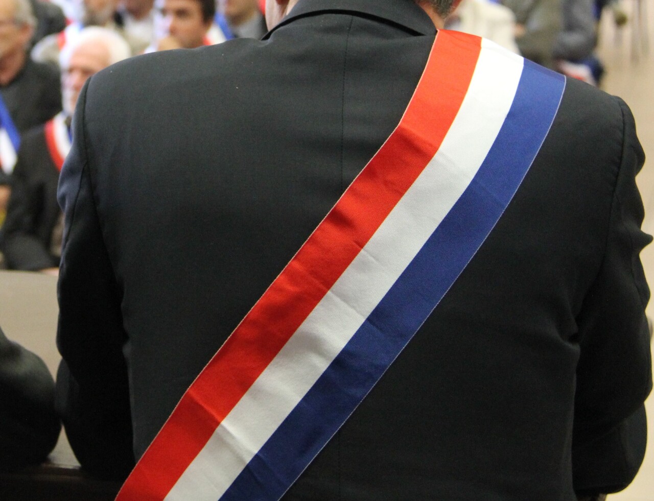 , Gard. Il tente de s&rsquo;interposer pendant une bagarre : un maire rou&eacute; de coups par des f&ecirc;tards