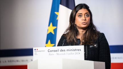 La porte-parole du gouvernement, Prisca Thevenot, a &eacute;t&eacute; victime, avec son &eacute;quipe, d'une agression en collant des affiches &eacute;lectorales, le 3 juillet 2024 &agrave; Meudon (Hauts-de-Seine). (XOSE BOUZAS / HANS LUCAS / AFP)