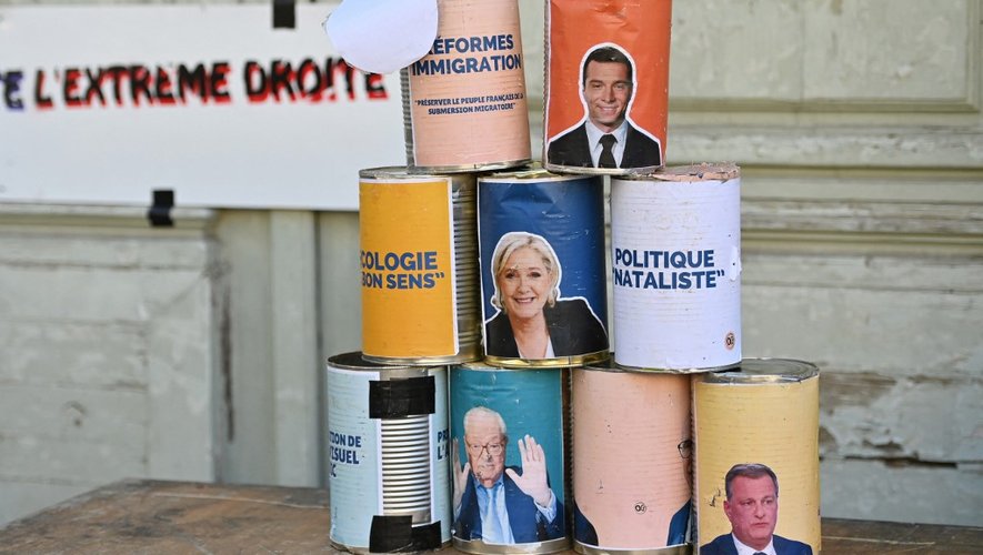 , L&eacute;gislatives 2024 : &laquo;&nbsp;On va revenir te tondre&nbsp;&raquo;, un &eacute;lu LR trait&eacute; de &laquo;&nbsp;collabo&nbsp;&raquo; par des militants anti-RN en plein collage sauvage d&rsquo;affiches