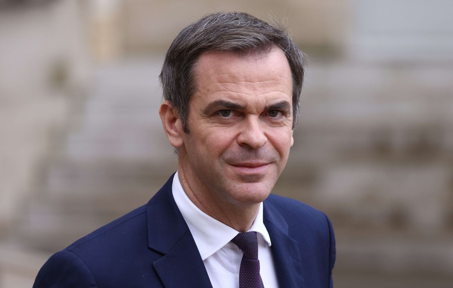 , L&eacute;gislatives 2024: Un &eacute;lu local collant des affiches d&rsquo;Olivier V&eacute;ran agress&eacute; en Is&egrave;re