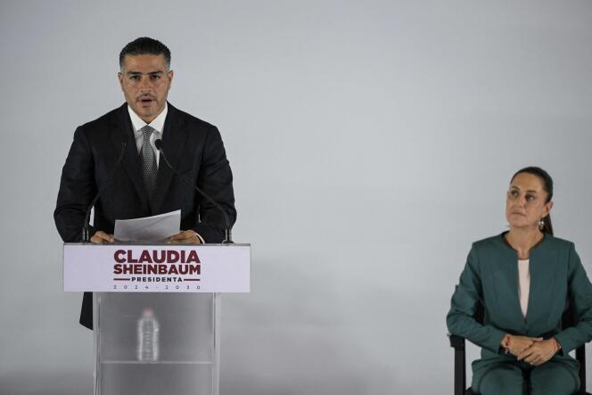 Omar Garcia Harfuch, nomm&eacute; secr&eacute;taire de la s&eacute;curit&eacute; du Mexique, et Claudia Sheinbaum, pr&eacute;sidente &eacute;lue, lors d&rsquo;une pr&eacute;sentation du nouveau cabinet gouvernemental, &agrave; Mexico, le 4&nbsp;juillet 2024.