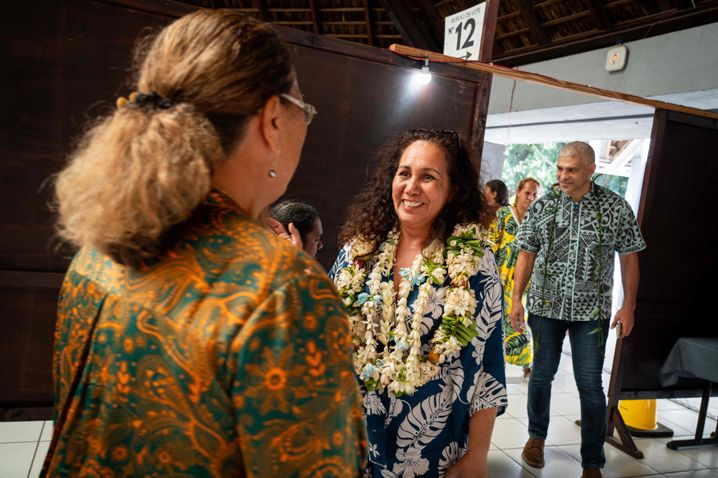 Mereana Reid-Arbelot, d&eacute;put&eacute;e sortante et candidate du parti ind&eacute;pendantiste Tavini, dans un bureau de vote lors du deuxi&egrave;me tour des &eacute;lections l&eacute;gislatives &agrave; Punaauia, le 6 juillet 2024.