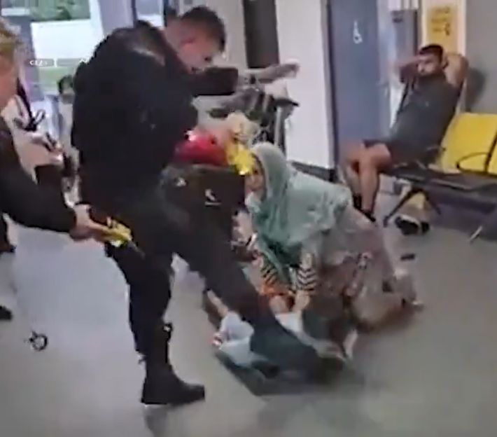 , Royaume-Uni : un officier arr&ecirc;t&eacute; pour une agression brutale sur deux jeunes musulmans &agrave; l&rsquo;a&eacute;roport de Manchester
