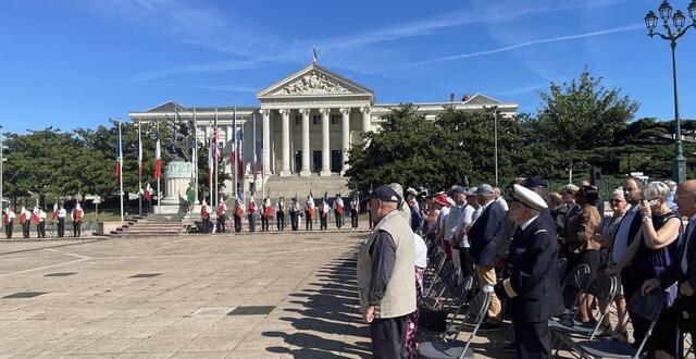 photo plus de 200&nbsp;personnes, place leclerc, &agrave; angers pour f&ecirc;ter la lib&eacute;ration, ce samedi 10&nbsp;ao&ucirc;t, en pr&eacute;sence des &eacute;lus et des militaires du g&eacute;nie. &copy; ouest-france 