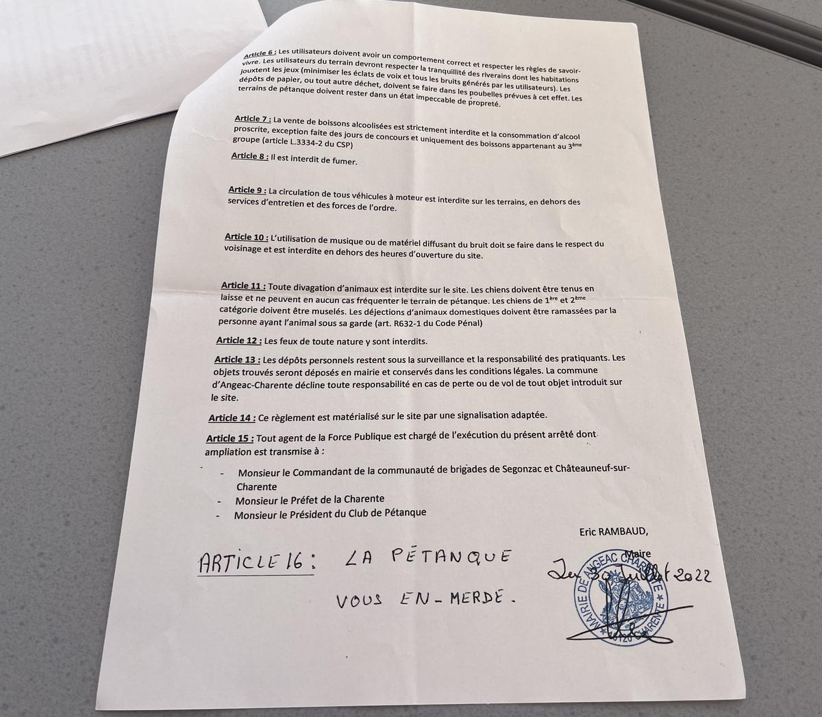 Le corbeau qui a insult&eacute; les &eacute;lus a rajout&eacute; un article &agrave; l&rsquo;arr&ecirc;t&eacute; municipal.